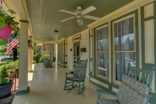 Bed & Breakfast Carrier Houses Inn