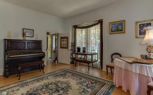 Bed & Breakfast Carrier Houses Inn
