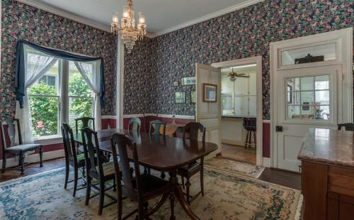 Bed & Breakfast Carrier Houses Inn