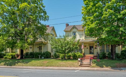 Bed & Breakfast Carrier Houses Inn