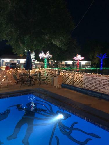 Holiday Lodge Motel