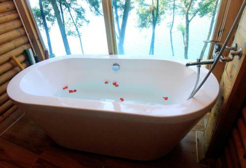 Hotel Phu Ninh Lake Resort