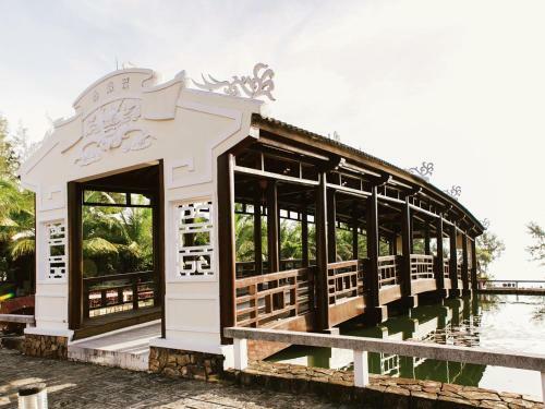 Hotel Lang Co Beach Resort