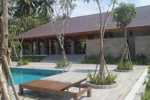 Emerald Resort Ong Lang Beach