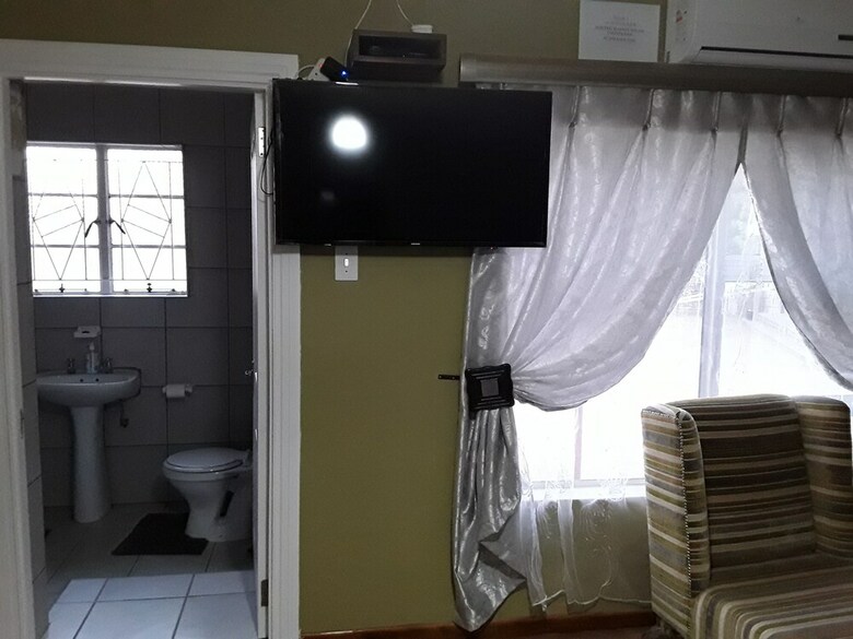Hostal Victoria Oaks Guesthouse