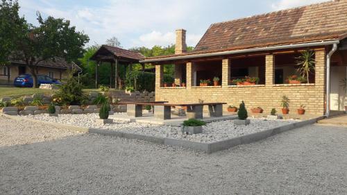 Hostal Vend�gh�z Kar�d