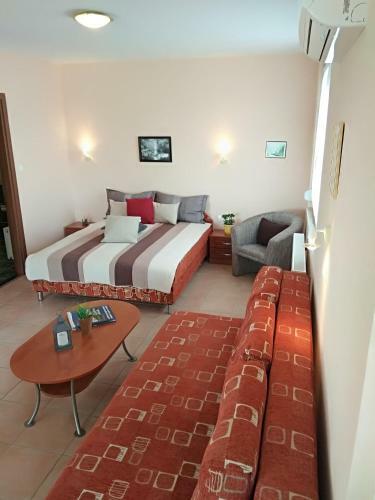 Yellow Apartman