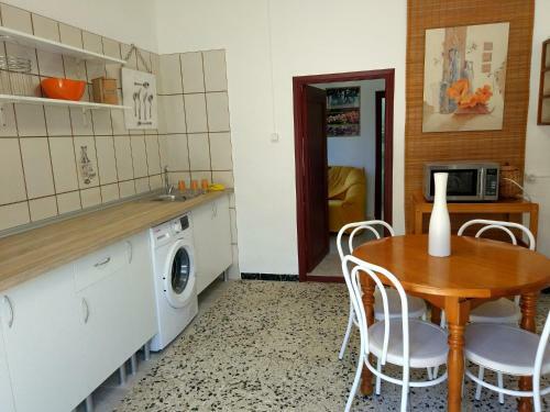 Casa Florida Con Piscina Compartida