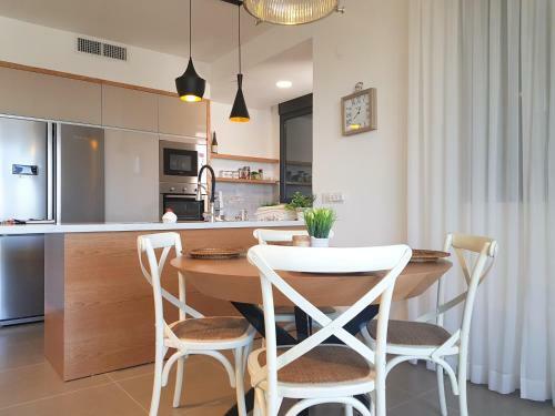 3 Bedrooms Luxury Apartment With Parking In Tlv
