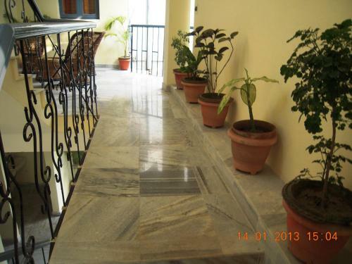 Hostal Rater Tara Diner Rabi Guest House