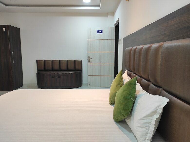 Hotel Indira Lodge