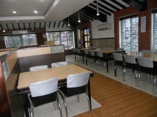 Hotel Sadhabishegam