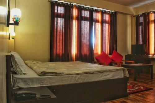 Hotel Pine Village Retreat