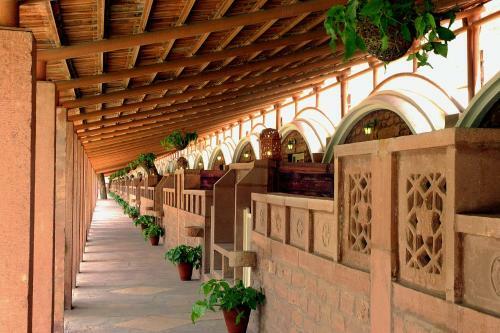 Hotel Welcomheritage Bal Samand Lake Palace