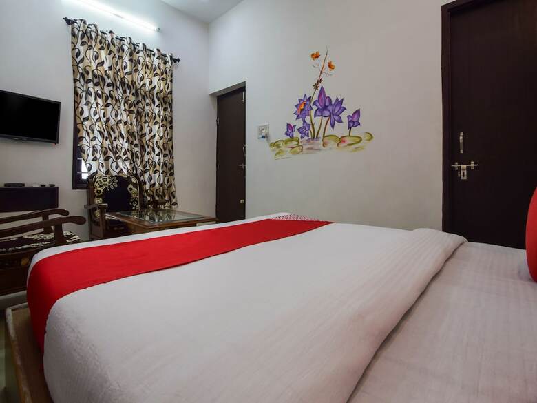Oyo 10682 Hotel Blue Lotus