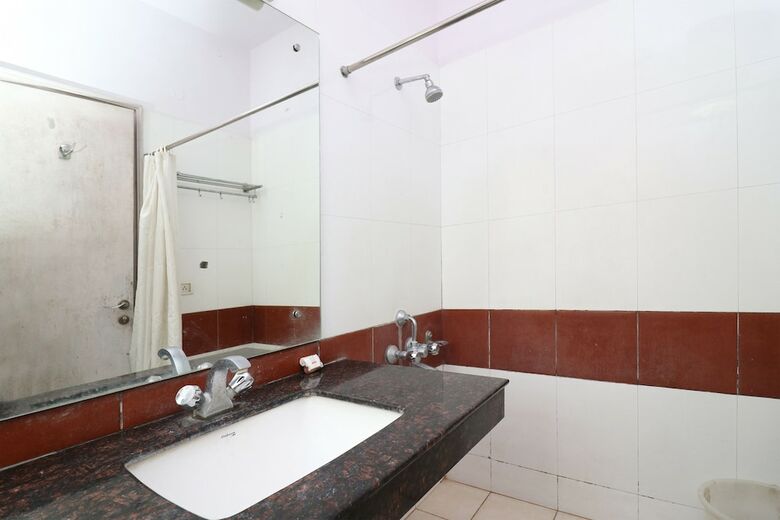 Oyo 10682 Hotel Blue Lotus