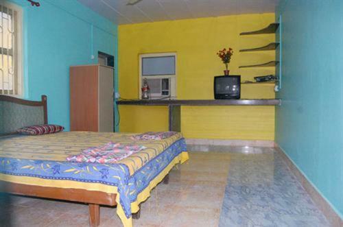 Dormitory Stay - Yellow House Beach