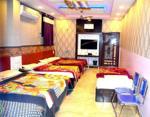 Hotel Rooms With 1 King Size Bedded + 2 Single Cart Beds + AC