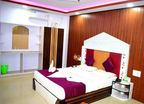 Hotel Rooms With 1 King Size Bedded + 2 Single Cart Beds + AC