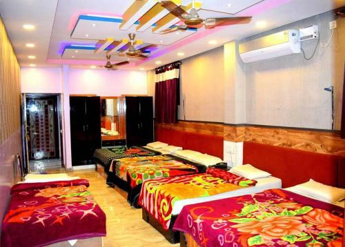 Hotel Rooms With 1 King Size Bedded + 2 Single Cart Beds + AC