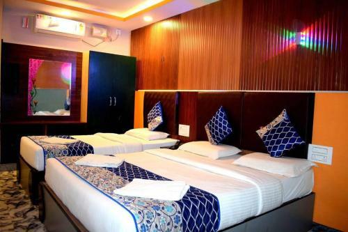 Hotel Rooms With 1 King Size Bedded + 2 Single Cart Beds + AC