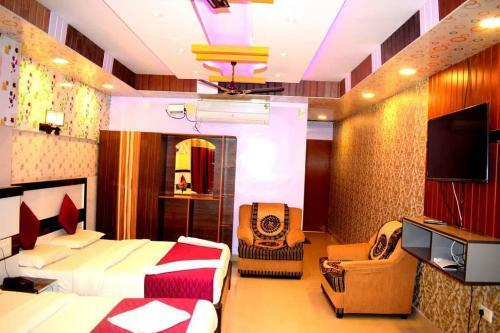 Hotel Rooms With 1 King Size Bedded + 2 Single Cart Beds + AC