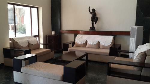 Hotel Paramount Inn