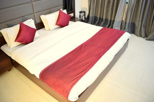Hostal Hotel Sunrise Palace By Sky Stays