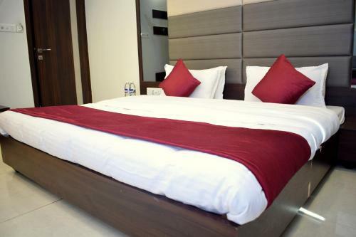 Hostal Hotel Sunrise Palace By Sky Stays