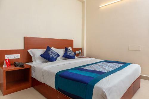 Oyo 22105 Hotel Half Moon Inn