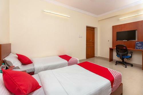 Oyo 22105 Hotel Half Moon Inn