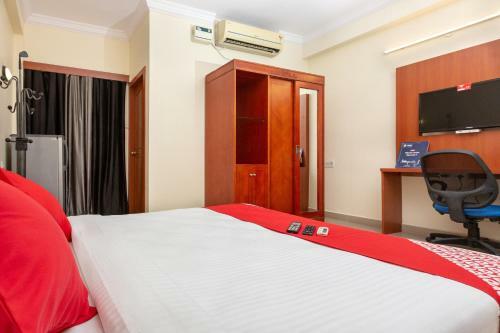 Oyo 22105 Hotel Half Moon Inn
