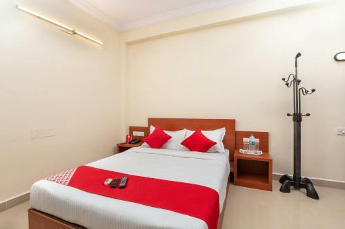 Oyo 22105 Hotel Half Moon Inn