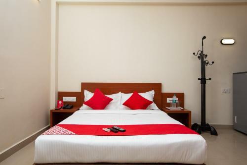 Oyo 22105 Hotel Half Moon Inn