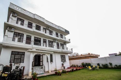 Oyo 18272 Hotel Lambodar
