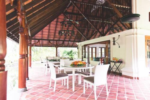 Villa Indian Summer House