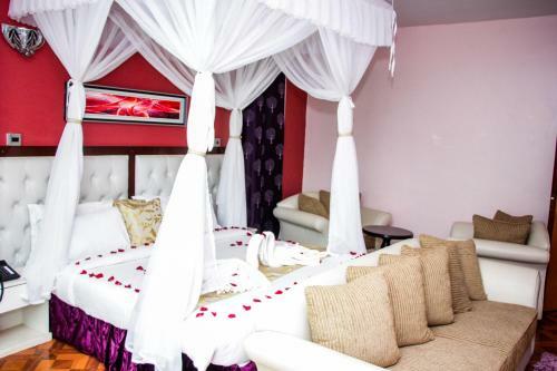 Hotel Karen Inn & Suites