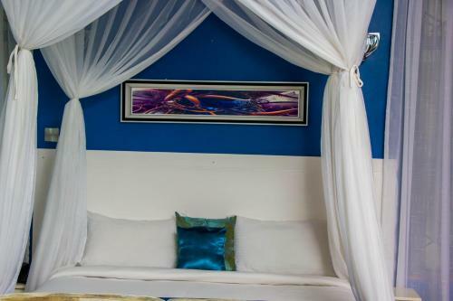 Hotel Karen Inn & Suites