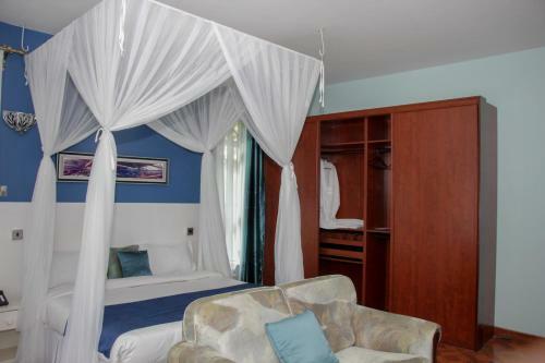 Hotel Karen Inn & Suites