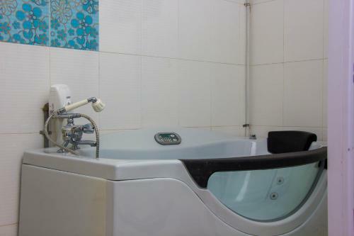 Hotel Karen Inn & Suites