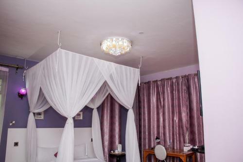 Hotel Karen Inn & Suites