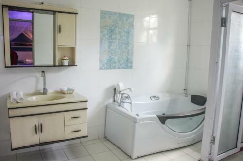Hotel Karen Inn & Suites