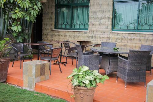 Hotel Karen Inn & Suites
