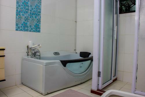 Hotel Karen Inn & Suites