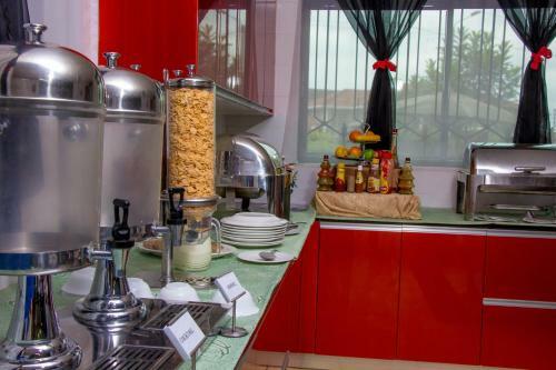 Hotel Karen Inn & Suites