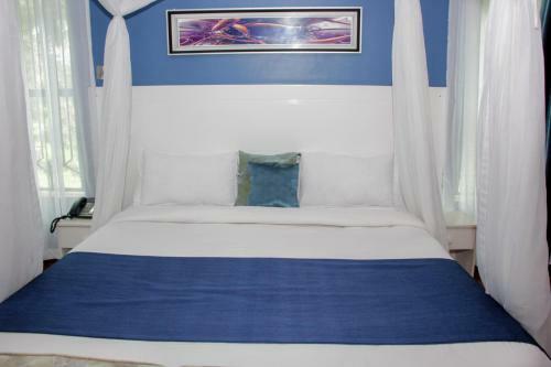 Hotel Karen Inn & Suites