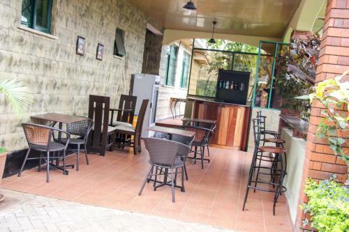 Hotel Karen Inn & Suites