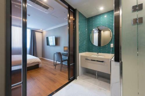 Brown-dot Hotel Guseo