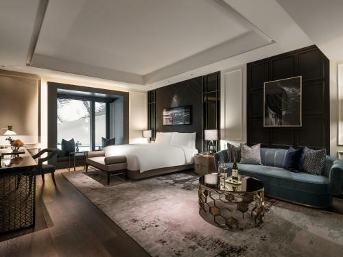 Hotel Art Paradiso, Paradise City