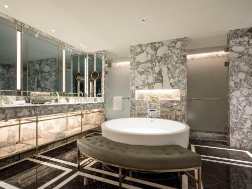 Hotel Art Paradiso, Paradise City